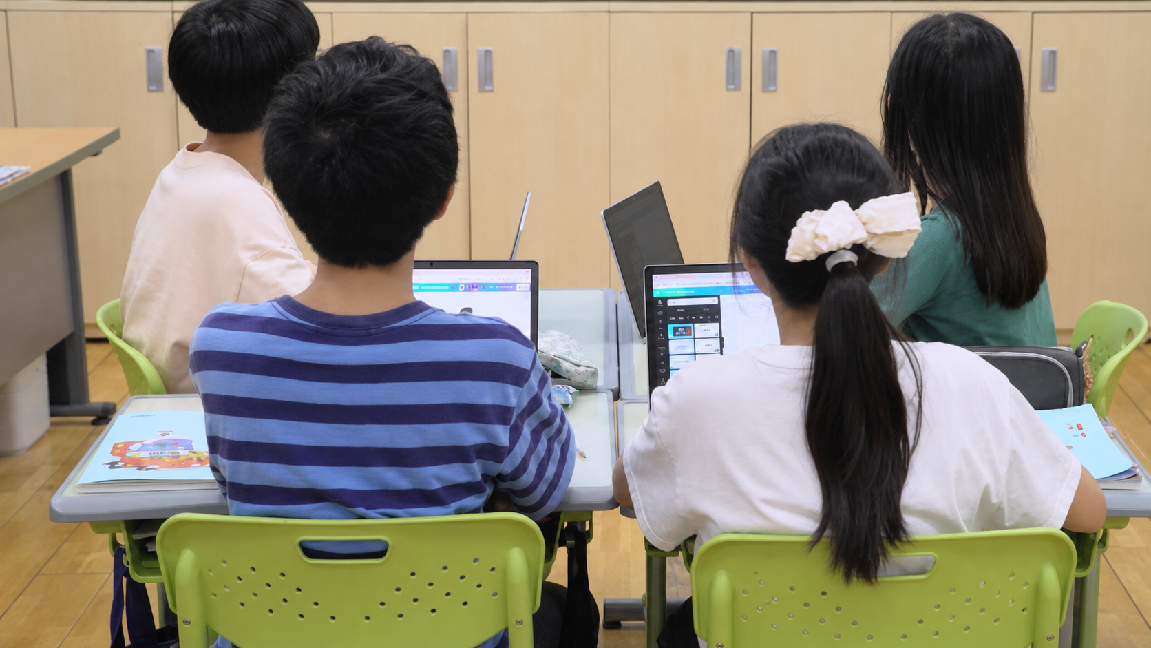 학생들이 얼굴을 드러내지 않은 채 노트북으로 온라인 협업에 참여하는 장면