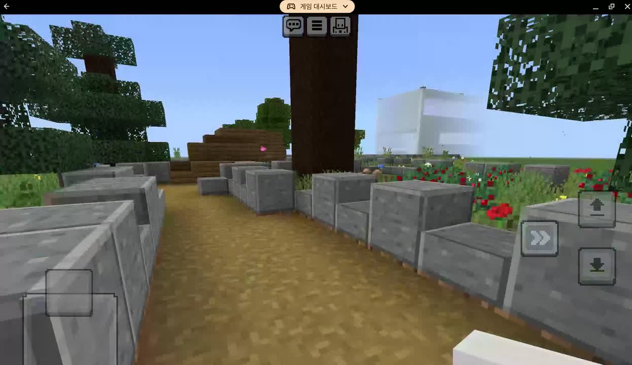 Minecraft 안에서 블록으로 길과 정원, 건축 공간을 함께 구성한 결과물